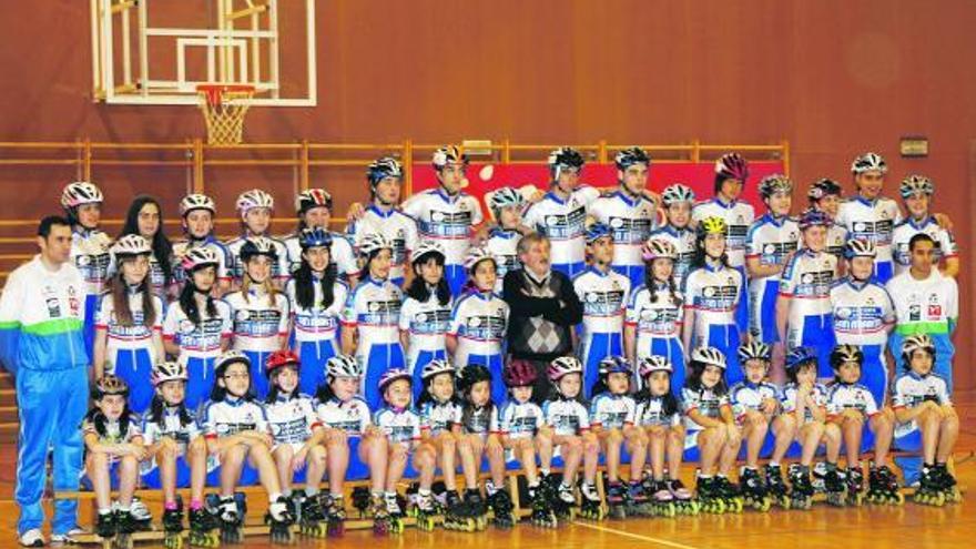 Los equipos del Astur Patín posan juntos en el acto de presentación. / marcos león