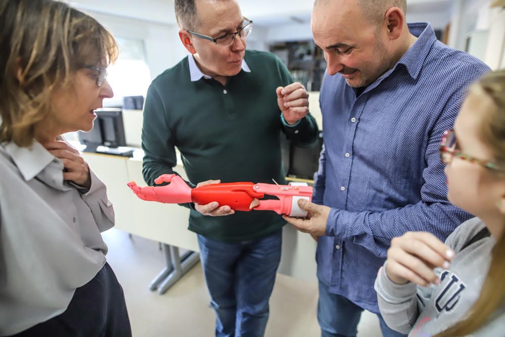 La prótesis de brazo en 3D que fabricaron dos profesores de Orihuela para una niña se mostrará en el museo WorldSkills de Shangái
