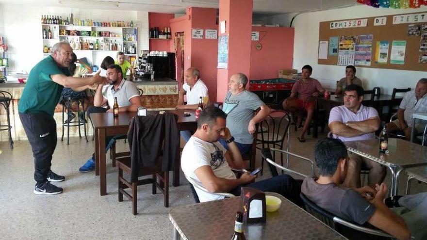 Parte de los percebeiros del sector crítico, reunidos ayer en el Xogo de Bolos de Baredo.