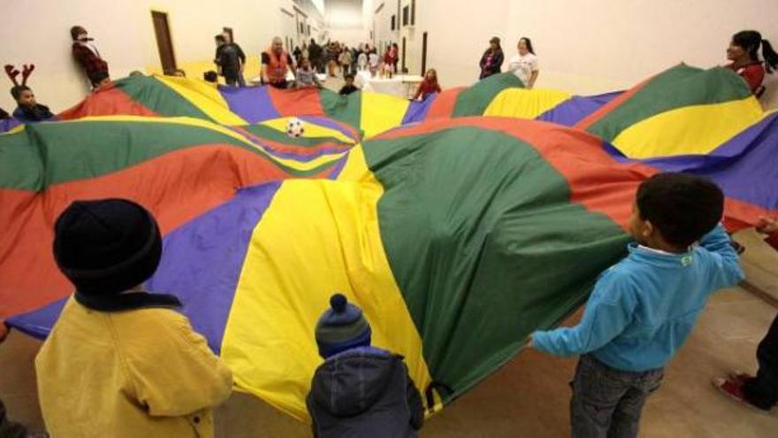 Tarde de merienda, juegos y regalos para los niños que atiende Cruz Roja