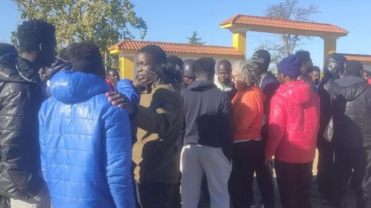 Migrantes en el exterior del centro de acogida habilitado en Mérida