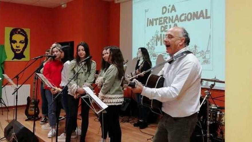 El IES de Cangas de Onís reivindica la igualdad a través de la música