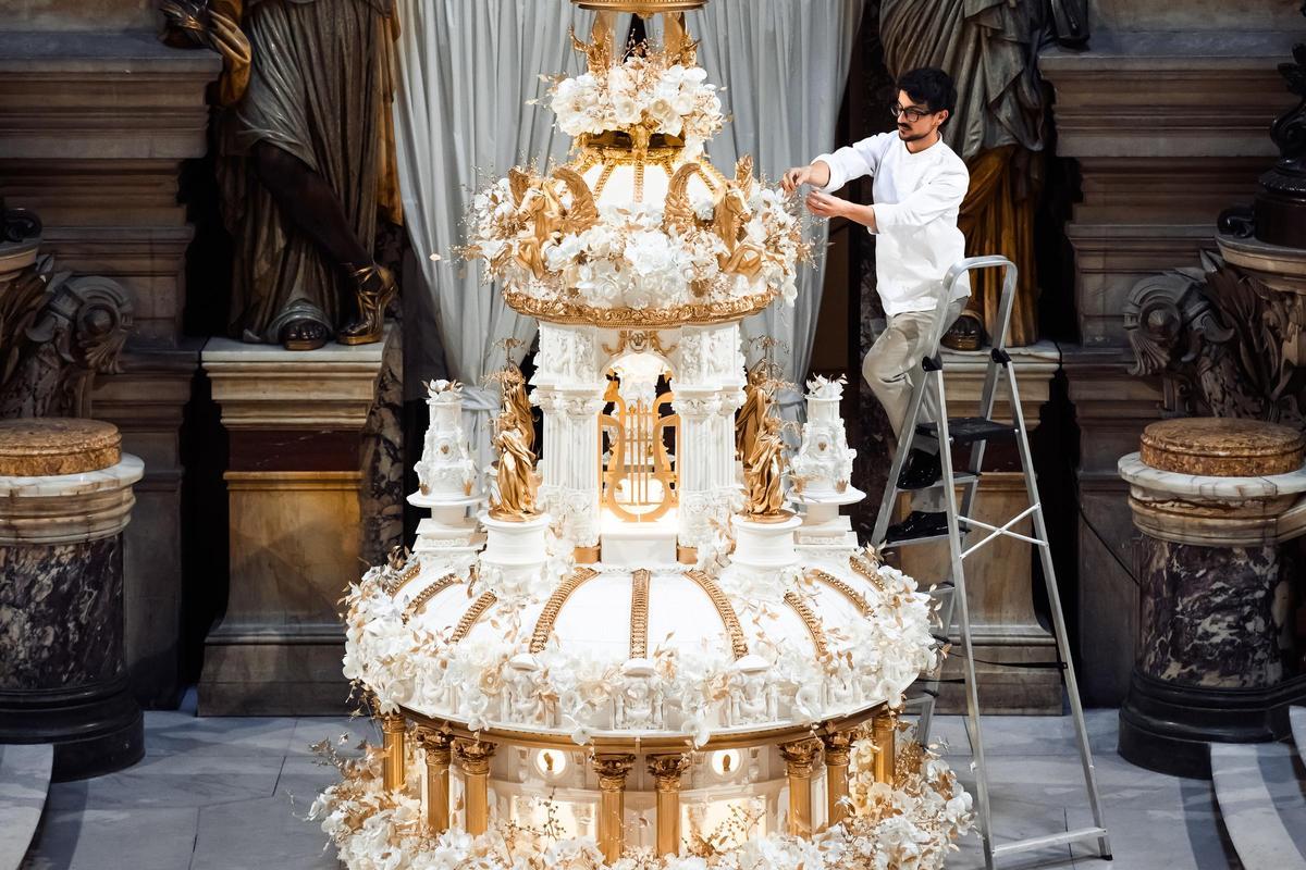 Marc Suárez prepara la tarta en la Ópera Garnier de París