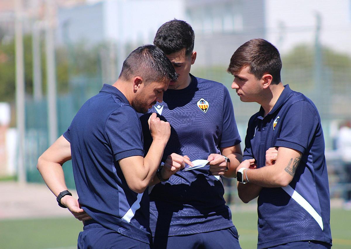 Carles, junto al cuerpo técnico.