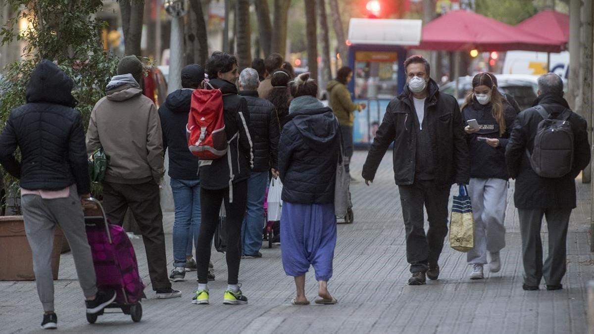 Colas de compradores en uno de los supermercados en el Eixample.