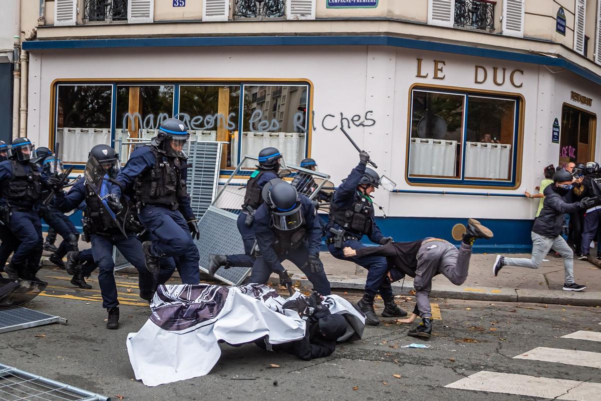 La policía francesa detiene a manifestantes tras los enfrentamientos durante una manifestación en el marco de la jornada nacional de huelgas por mejores salarios, en París.