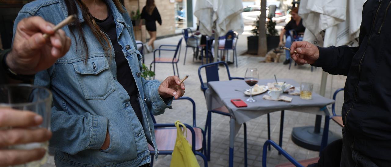 Fumadores en una terraza en un bar de la Comunitat Valenciana en una imagen de archivo.