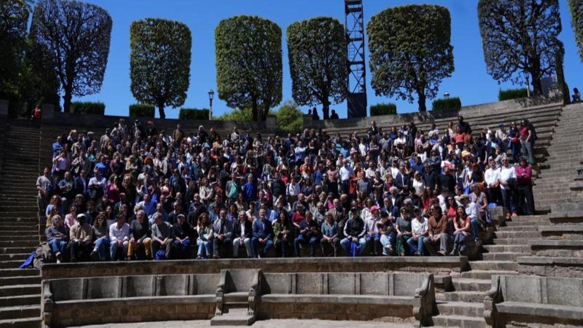 Autoridades y representantes del mundo del espectáculo han posado tras la presentación del Festival Grec 2025.