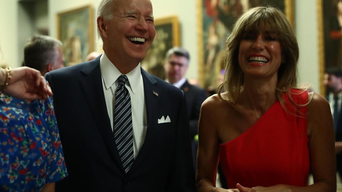 Joe Biden i Begoña Gómez riuen durant la visita al Museu del Prado en el marc de la cimera de l'OTAN a Madrid