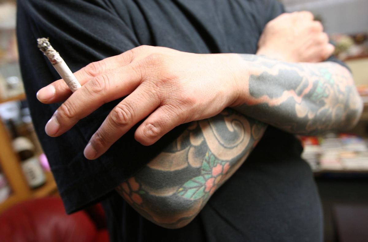 Detalle del brazo tatuado de un miembro retirado de los 'yakuza'  y que prefiere mantener el anonimato