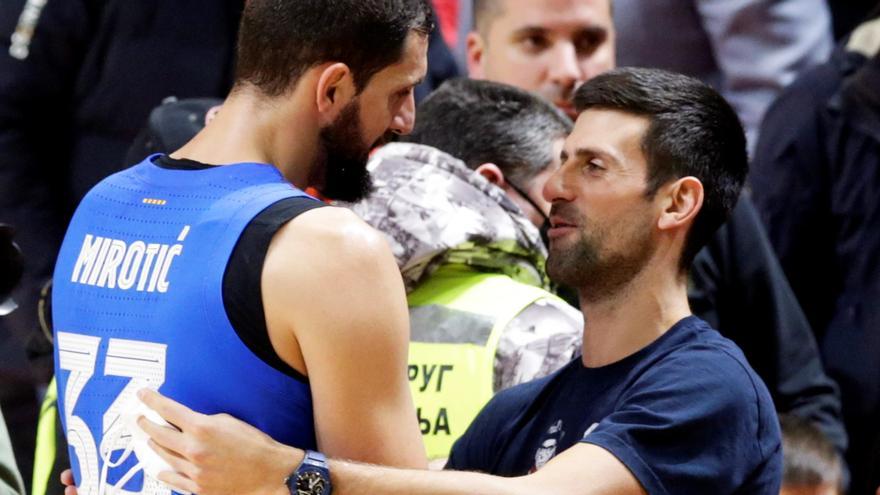 El tenista serbio Novak Djokovic dialoga con Nikola Mirotic durante el partido Estrella Roja - Barça.