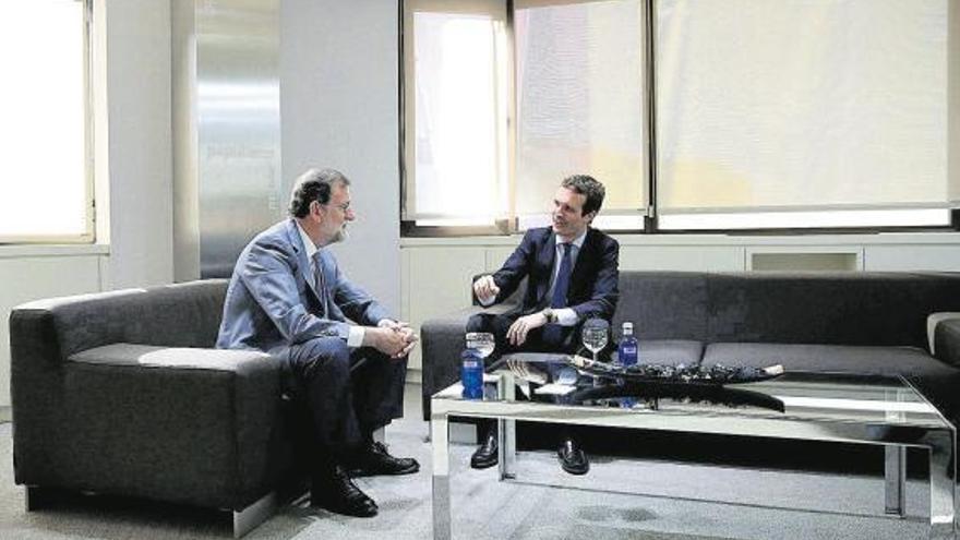 Rajoy y Casado, en una reunión en julio de 2018, tras la elección del segundo como líder del PP.