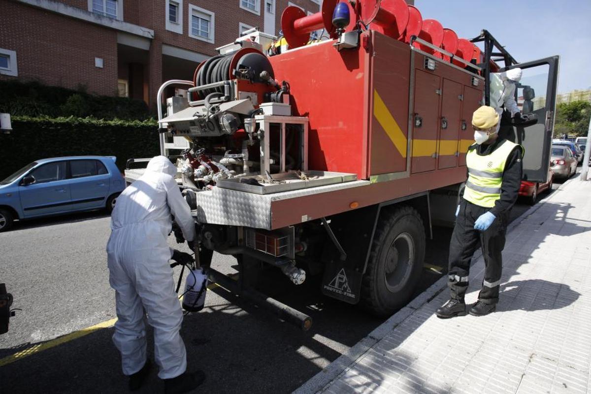 La UME desinfecta el centro de mayores de Jovellanos