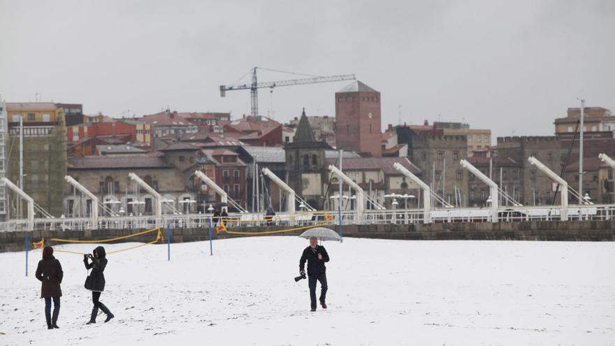 La playa de Poniente de Gijón cubierta de nieve en 2015