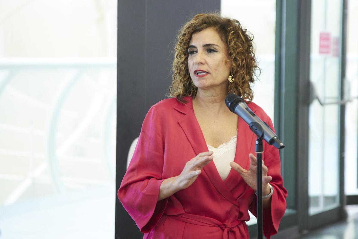 La ministra de Hacienda y Función Pública, María Jesús Montero, atiende a los medios de comunicación durante la clausura las X Jornadas Metropol-Parasol en Sevilla.