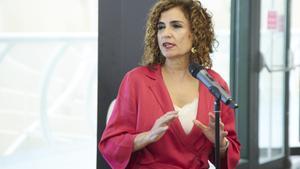 La ministra de Hacienda y Función Pública, María Jesús Montero, atiende a los medios de comunicación durante la clausura las X Jornadas Metropol-Parasol en Sevilla.