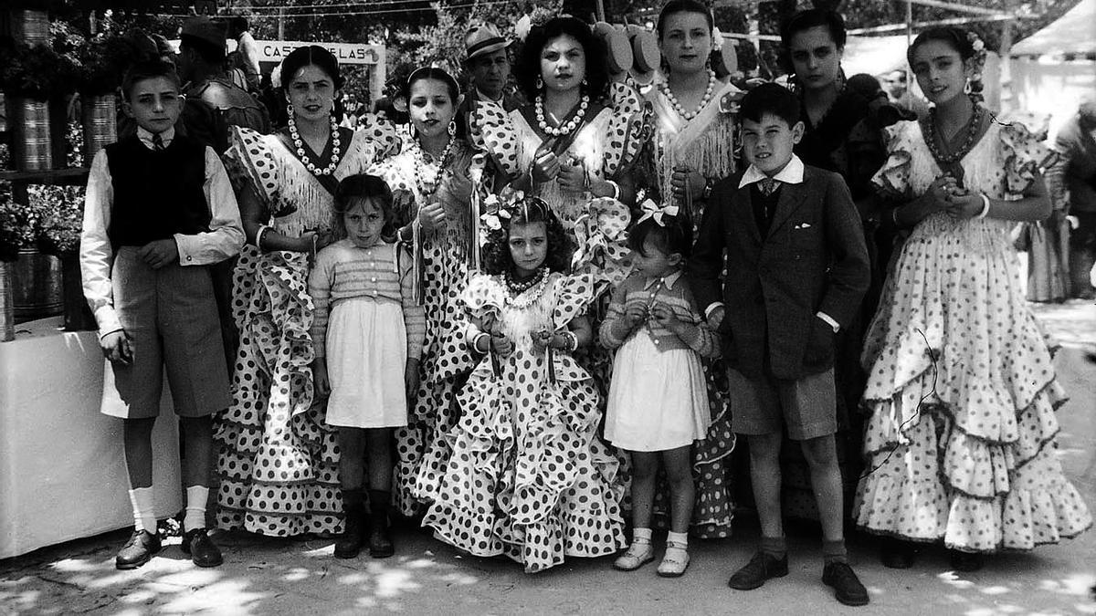 Foto familiar en 1946 | Todos guapos y arreglados para la Feria, con alguna pequeña que se quedó sin vestido de gitana y con gesto disgustado.