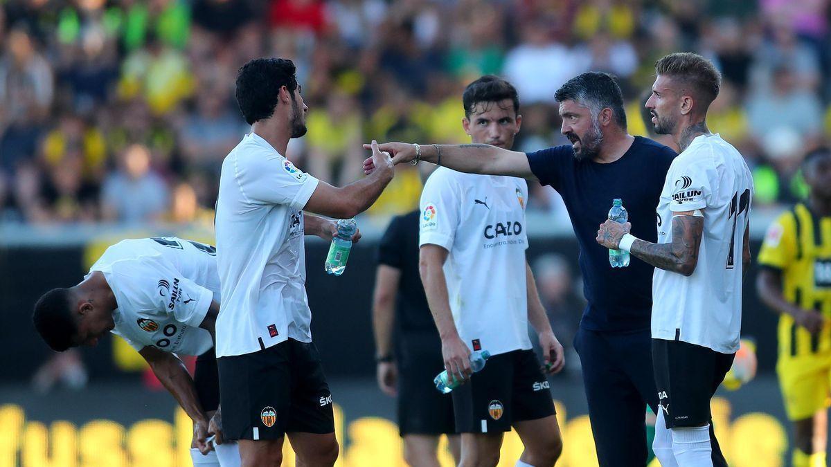 Gattuso dando algunas indicaciones a sus jugadores en el debut ante el Borussia Dortmund