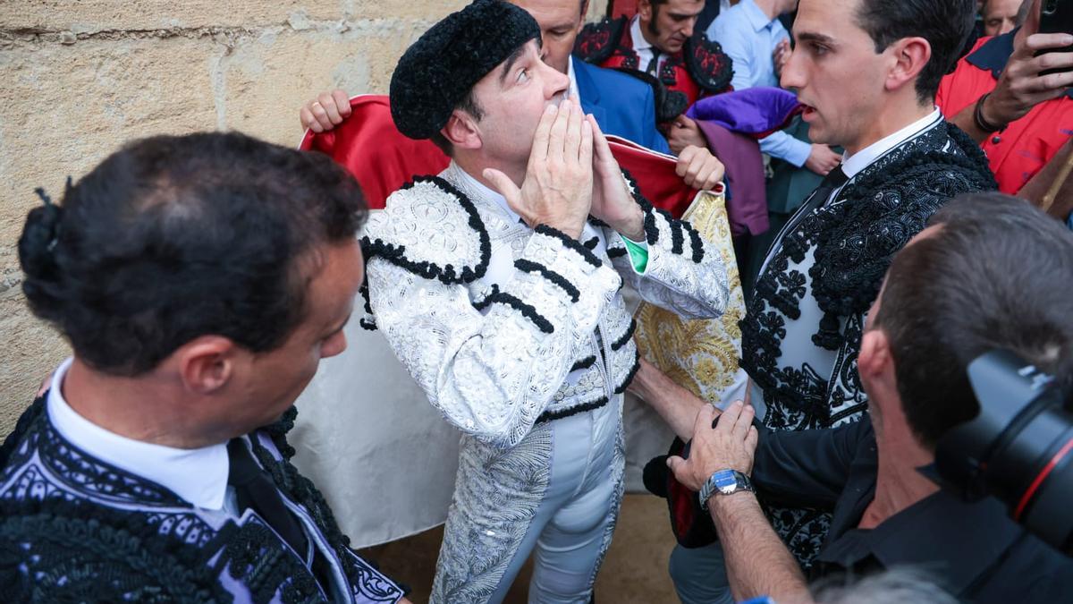 Ponce, a punto de liarse el capote de paseo con su cuadrilla en la plaza de València