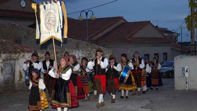 Miembros de Manteos y Monteras desfilan por las calles de la localidad salmantina de Juzbado.