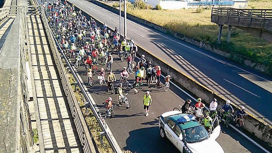 La Guardia Civil custodió a los participantes en su recorrido por la autovía de Marín.  // G. S.