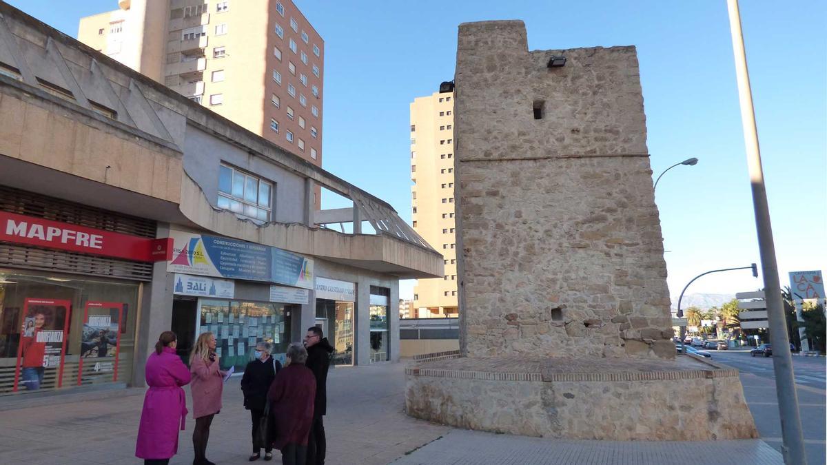 Los concejales con vecinos de la zona junto a la torre.