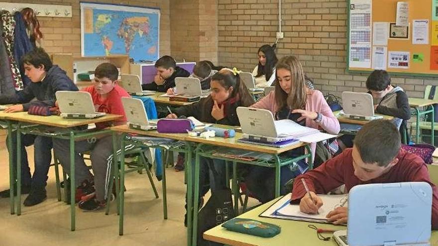 Los alumnos del Mestre Landín trabajan con los netbooks. // S.A.