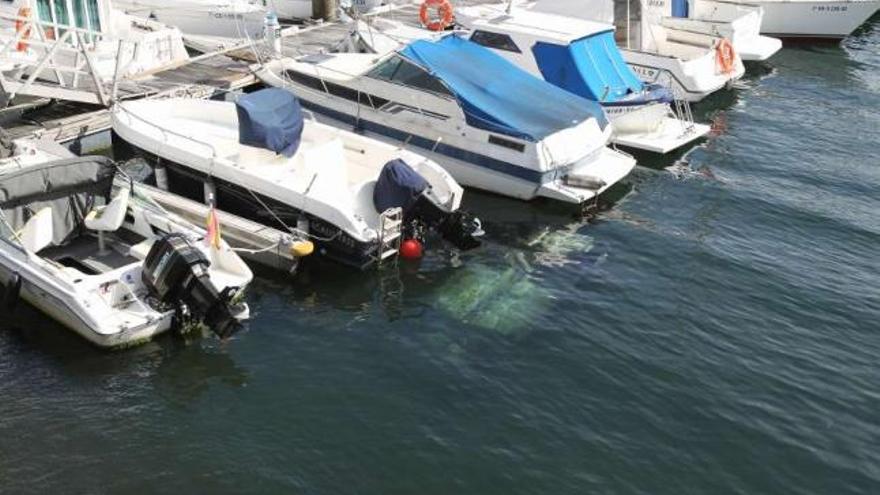 Una pareja salva su vida tras caer su coche al agua en el puerto deportivo de Bouzas