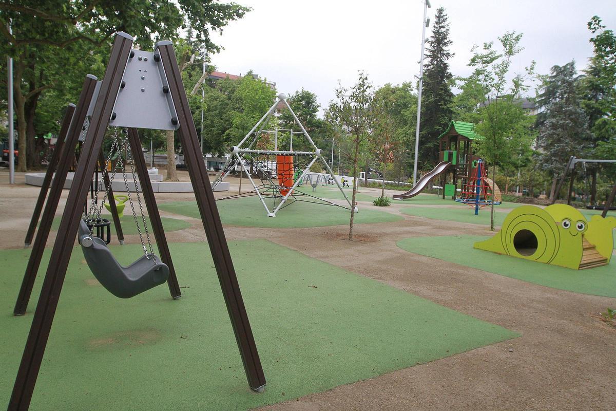 Zona de parque infantil con nuevos juegos, ya remodelada