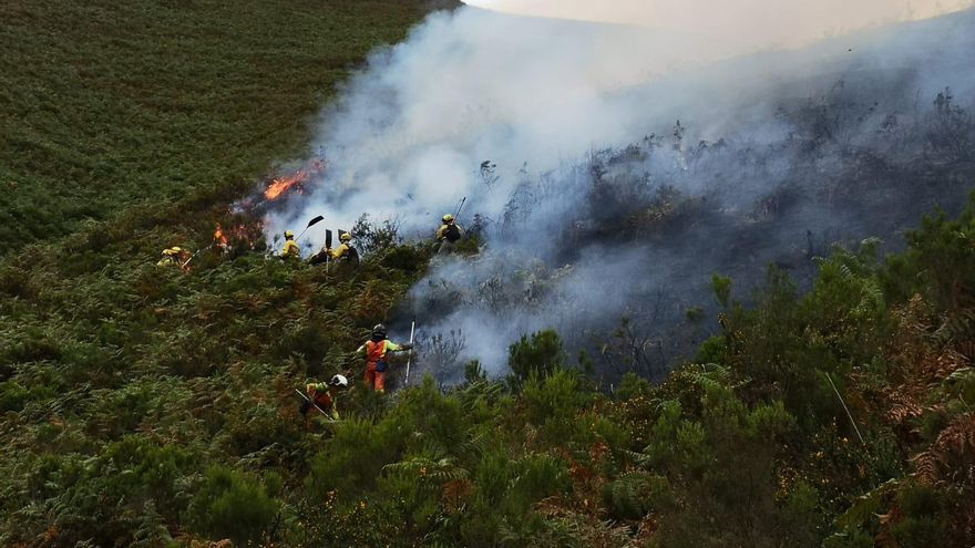 Alerta por un incendio forestal en Los Fornos (Laviana)