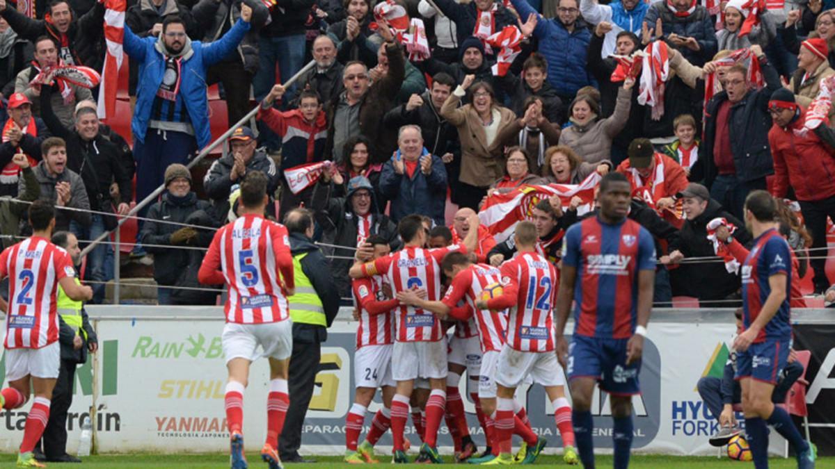 Los jugadores del Girona, celebrando su primer gol con sus seguidores