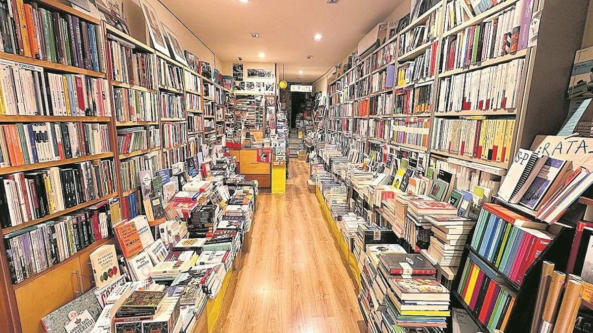 Interior de la librería Roca, en Valls (Tarragona).