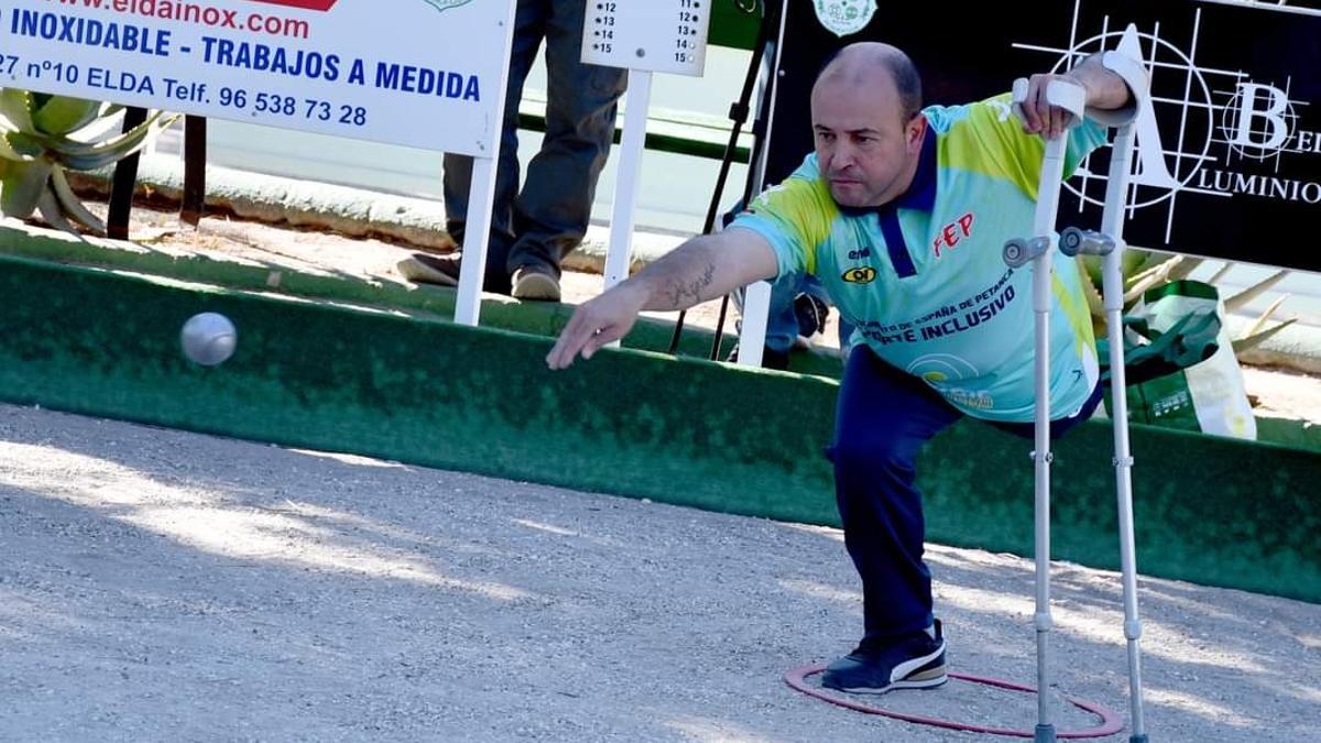 José Manuel Ramil 'Furilla', el árbitro que perdió una pierna en un accidente de tráfico, disfrutando de la petanca.