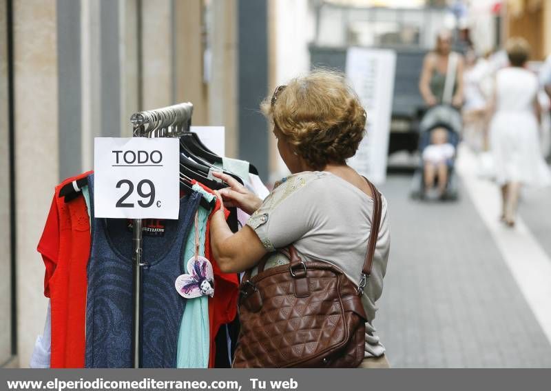 GALERÍA DE FOTOS- Vila-real disfruta del último mes de rebajas