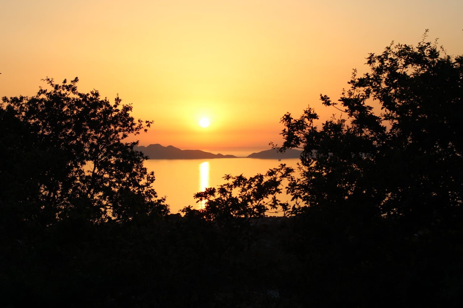 Del espectacular ocaso a la luminosidad de una luna en su plenitud en Vigo