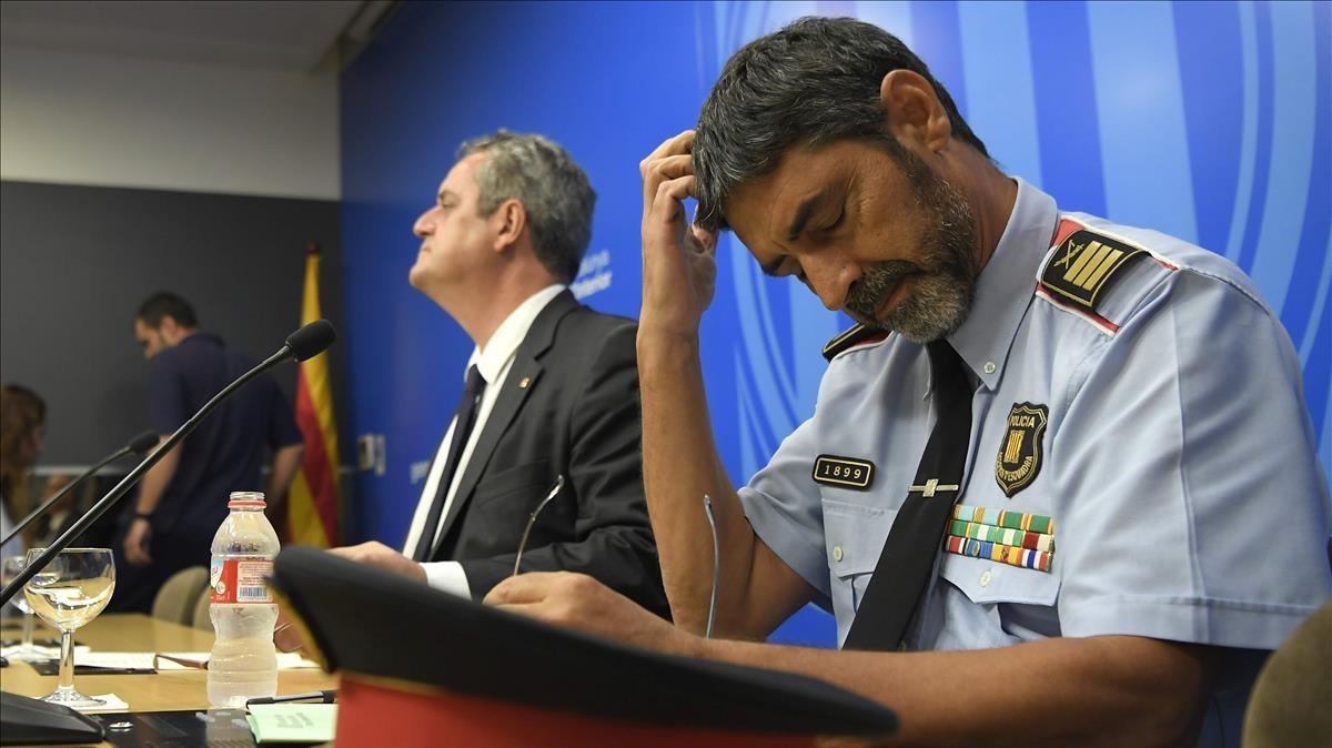El ’conseller’ de Interior, Joaquim Forn, y el mayor de los Mossos, Josep Lluís Trapero, el pasado 31 de agosto, cuando admitieron lo que hasta entonces habían negado: que disponían desde el 25 de mayo de un aviso de riesgo de atentado yihadista en la Rambla.