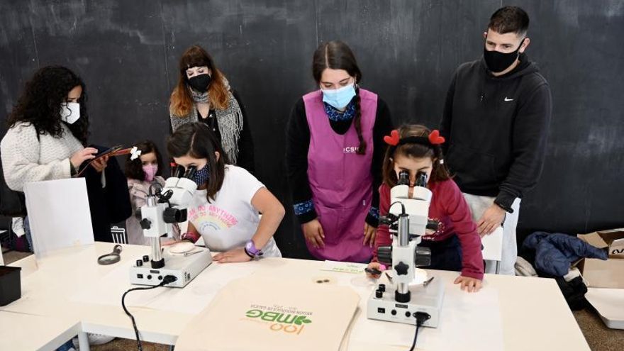 Vista xeral do Recinto Feiral. Sobre estas liñas, nenos interactuando na feira onte e participantes na presentación da programación cultural da Deputación, con Carmela Silva no centro. | R.V.