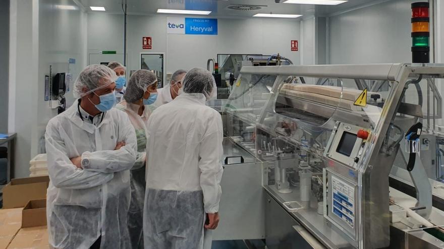 La consejera de , Sira Repollés, ha visitado este jueves las instalaciones de Teva Pharma.