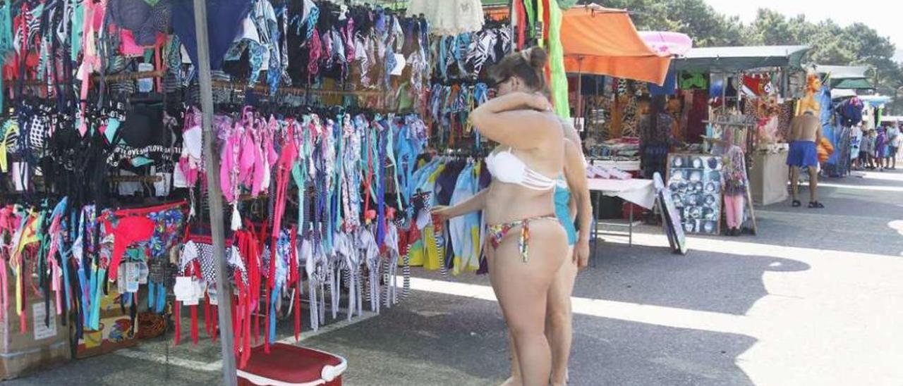 El mercadillo de la playa de Samil ha aumentado sus ventas gracias al calor. // Alba Villar