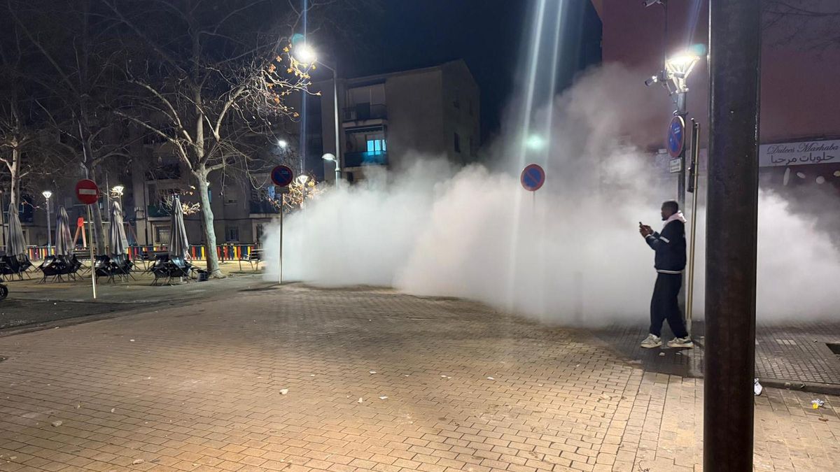 VÍDEO | Aldarulls i enfrontaments amb la policia durant una concentració contra el desallotjament d'un imam a Salt