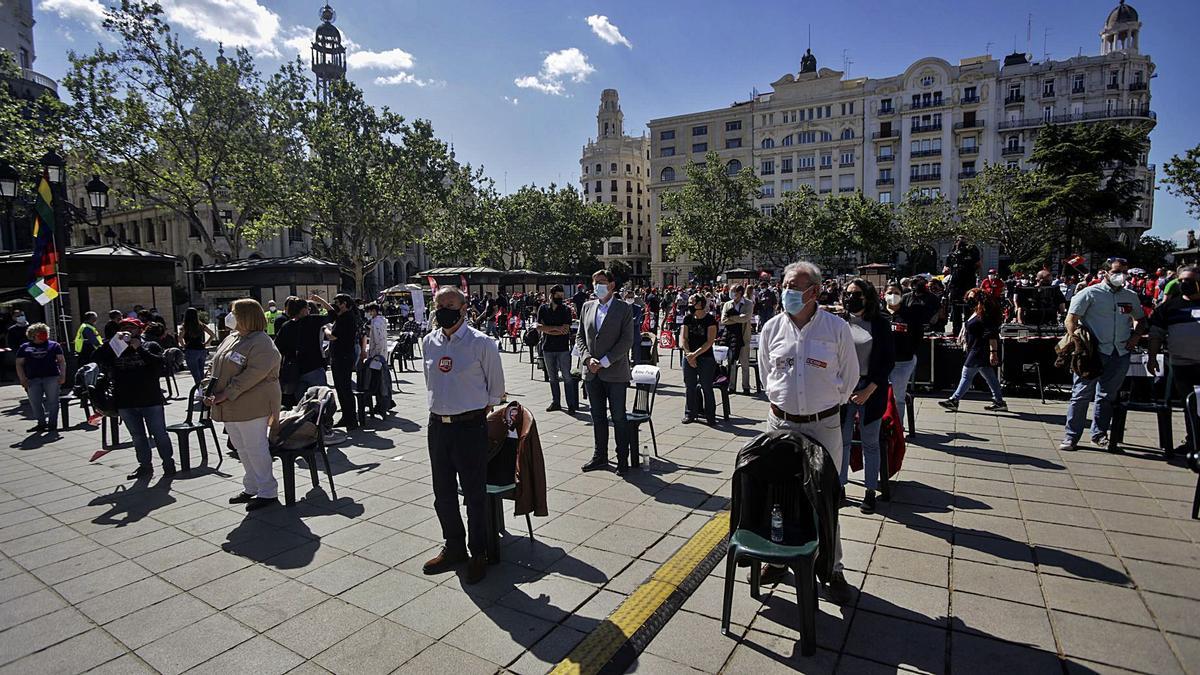 En primer plano, Ismel Sáez y Juan Cruz, y tras ellos el presidente Puig, durante un minuto de silencio por las víctimas del coronavirus. | EDUARDO RIPOLL