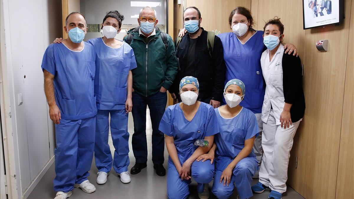Carles Gonzàlez, junto al equipo de sanitarios que cuidó de él durante su ingreso por covid-19