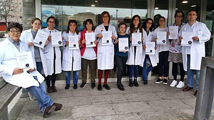 Médicos del centro de salud de Os Mallos, durante una protesta para exigir mejoras en Atención Primaria, en febrero.