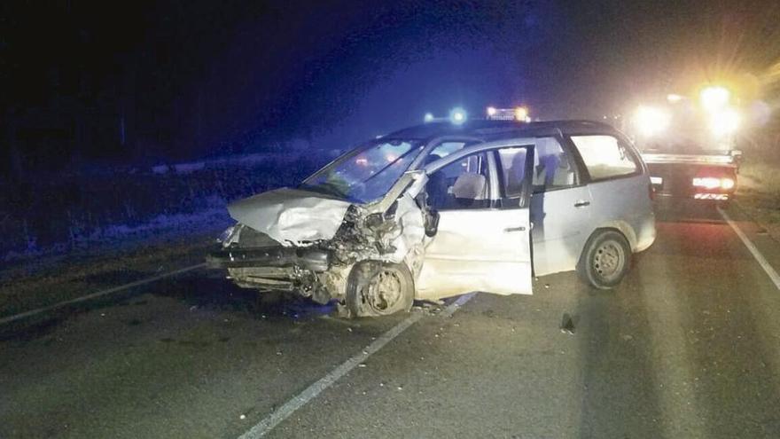 Uno de los vehículos implicado en el accidente ocurrido el pasado viernes en Burganes de Valverde.