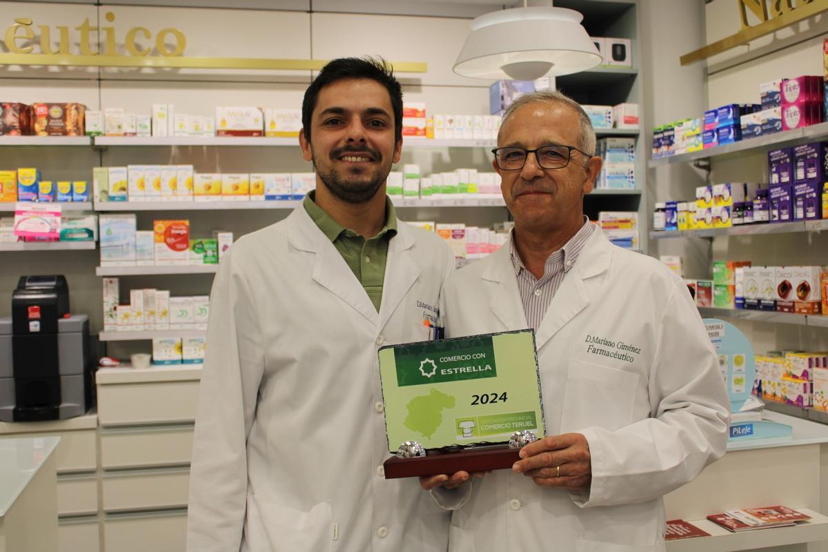 Mariano Giménez Zuriaga, titular de la farmacia, junto a su hijo Mariano Giménez Muñoz.