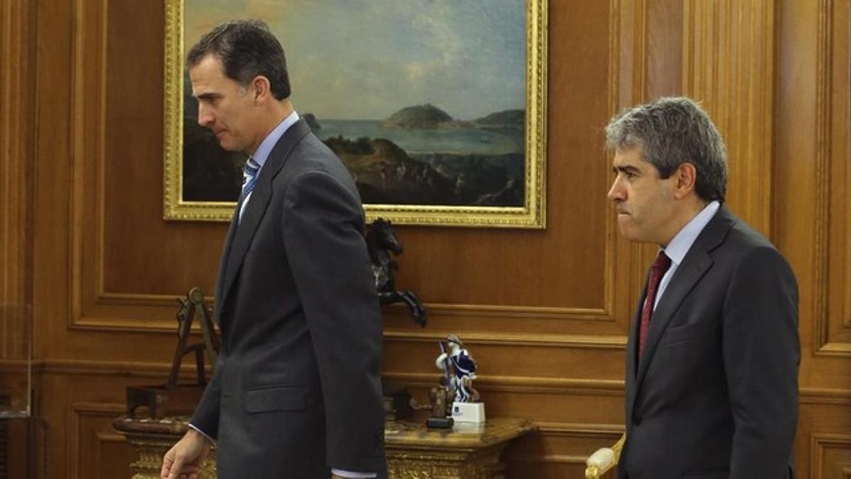 El Rey recibe a Francesc Homs en audiencia en el palacio de la Zarzuela.