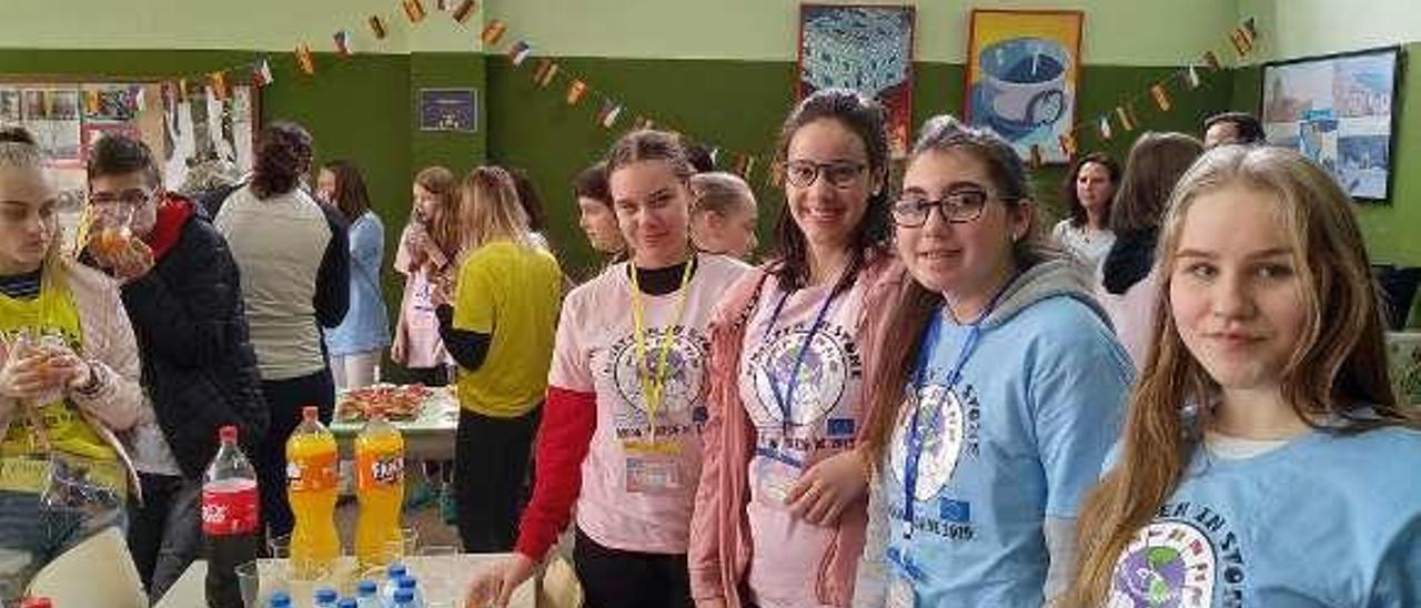 De derecha a izquierda, Egle Skarbaliuté, Claudia San Román, Lucía Fernández y Agne Jankauskyté, en la comida de bienvenida.