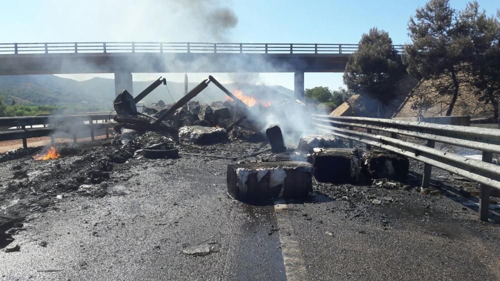 Incendio de dos camiones en la A-7 en Nules