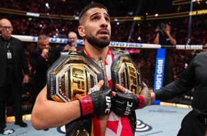 Ilia Topuria hace historia al proclamarse doble campeón de la UFC