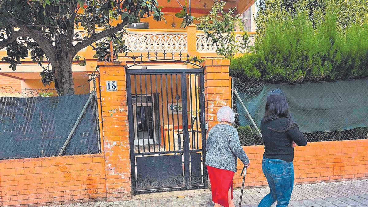 Dos señoras pasean por las inmediaciones del centro de atención a las personas drogadictas, en la avenida Vila-real.